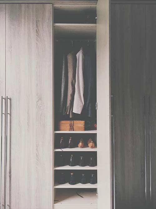 Przestronne, drewniane, nowoczesne – szafy dla każdego