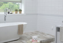 Łazienka w stylu skandynawskim — 5 pomysłów na płytki podłogowe