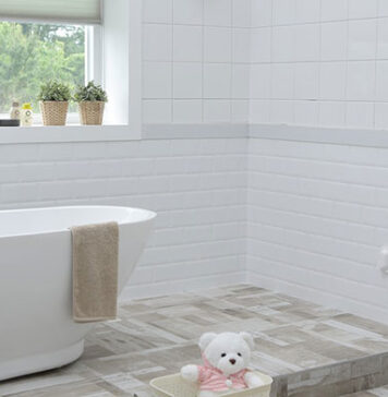 Łazienka w stylu skandynawskim — 5 pomysłów na płytki podłogowe