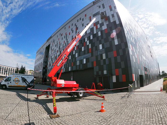 Usługi wysokościowe przy czyszczeniu elewacji