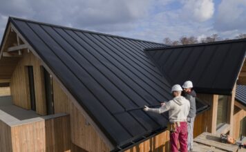 Technologia montażu dachówek płaskich – jak wykonać pokrycie zgodne ze sztuką dekarską Technologia montażu dachówek płaskich